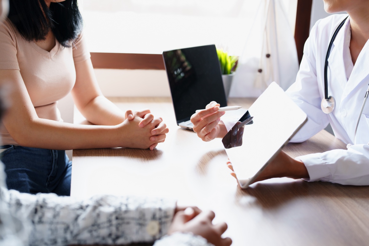 doctor talking to patients who come to treatment